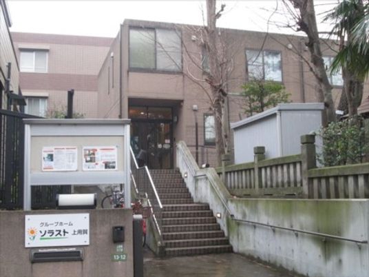 施設前のエントランス風景