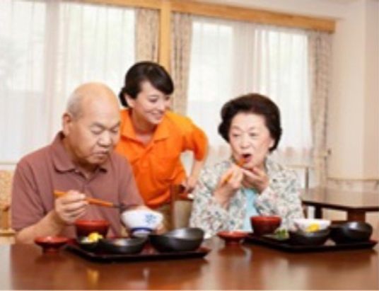 食事を楽しむ高齢者とスタッフ