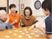 笑顔で集う複数人の集会室