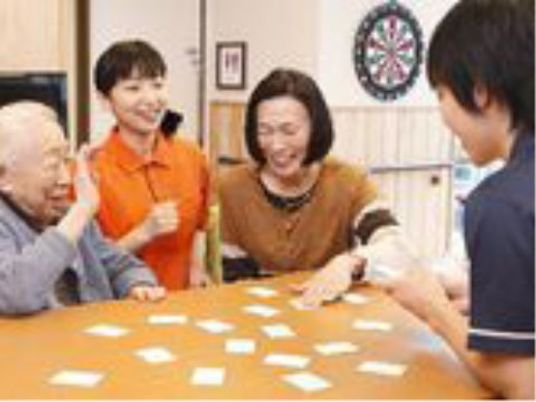 笑顔で集う複数人の集会室