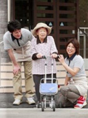 スタッフと利用者の笑顔