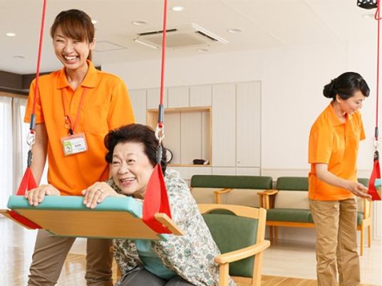 リハビリ中の笑顔の高齢者