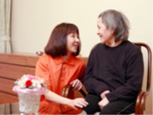 笑顔で対話する二人