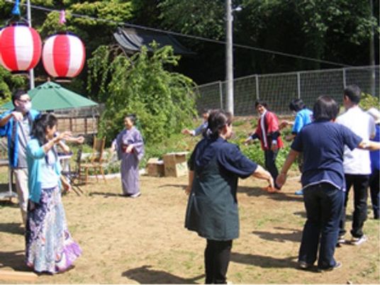 祭り気分を味わう中庭