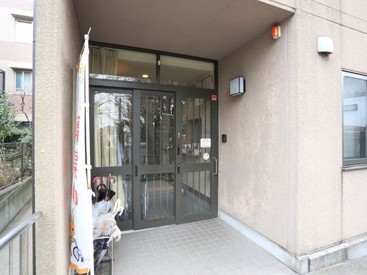 施設前のエントランス