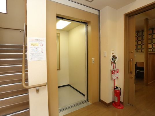 エレベーターと階段