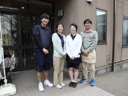 スタッフが笑顔で立つエントランス