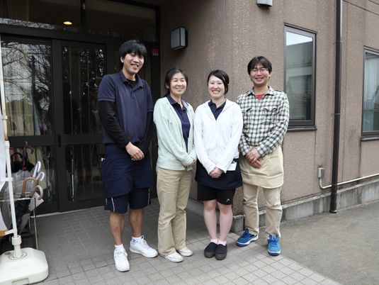 スタッフが立つ施設前