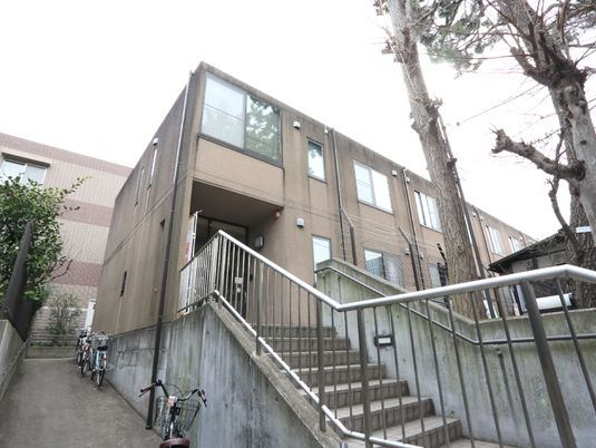 階段付き建物外観
