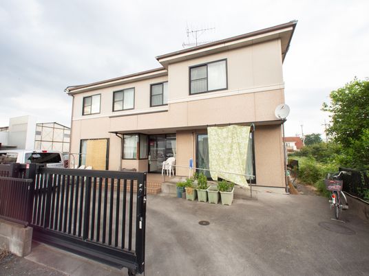 明るい平屋建ての外観