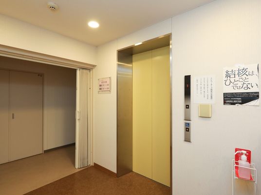 清潔な廊下とエレベーター