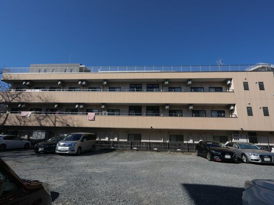 多階層の建物の外観