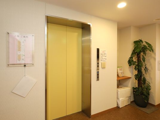 掲示物付きのエレベーター前