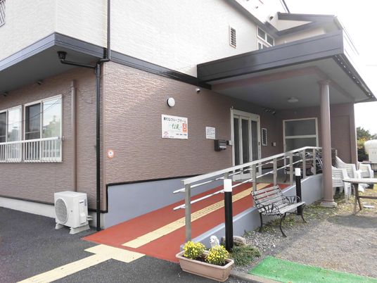 入り口と外観の写真