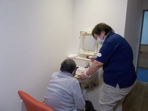 利用者への介助をする職員