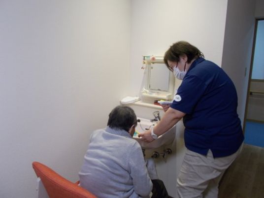 利用者への介助をする職員