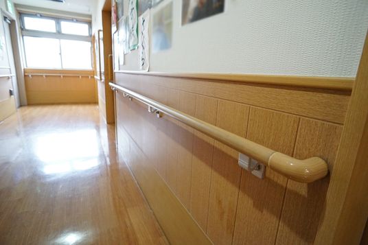 廊下の手すりと掲示物