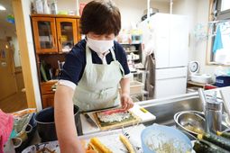 料理中のスタッフ