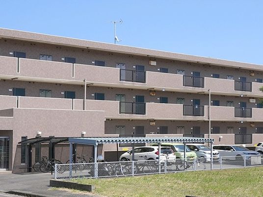 外観と駐車場  