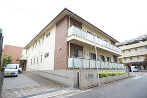 都会に佇む施設の外観