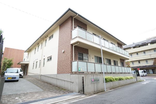 都会に佇む施設の外観