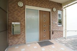 入口のドアとインターホン