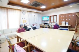 共有スペースでくつろぐ人たち