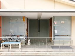 入口と自転車