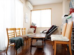 明るい居室の様子