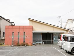 落ち着いた色合いの建物外観