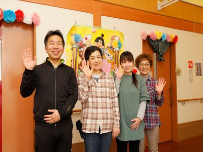 笑顔のスタッフ四人並ぶ