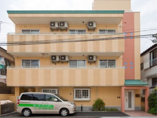 やさしい色合いの建物外観