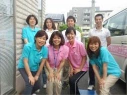 元気なスタッフの集合写真