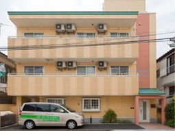 明るい色の建物外観