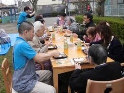 外で食事する人々