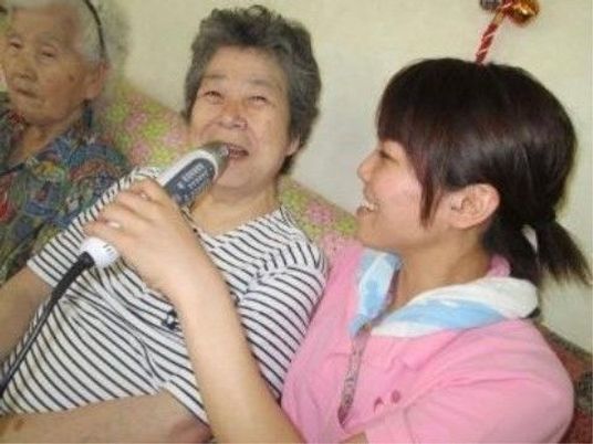 笑顔でマイクを持つ人々