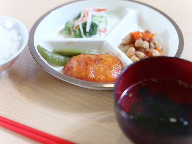 栄養バランスの取れた食事 食事 彩り豊かな食事は、栄養面に配慮しており、毎日の健康を支える大切な一部となっています。