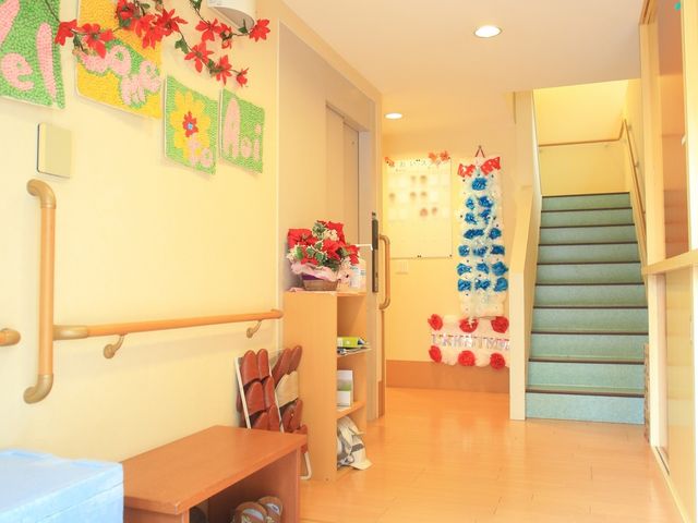エントランスの明るい廊下 玄関 温かみのある装飾が施されたエントランスです。ここから新しい職場の一員として迎え入れられます。