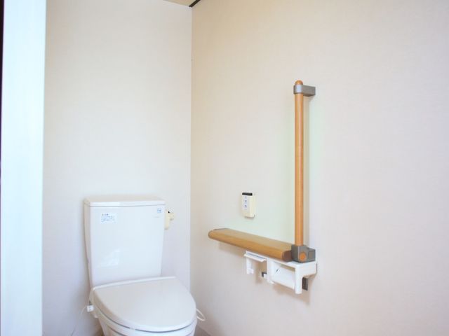 バリアフリートイレ設備 トイレ 安全を考えた手すり付きの清潔なトイレです。利用しやすい設計で、ご高齢の方も安心してお使いいただけます。
