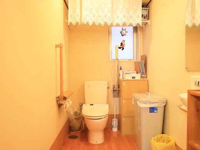 清潔なトイレ空間 トイレ ゆとりのあるトイレは、手すりが備えられた安全なつくりで、快適な利用が可能です。