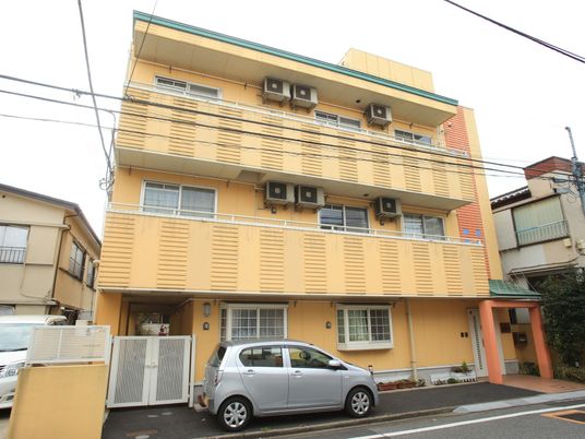 黄色の建物の外観