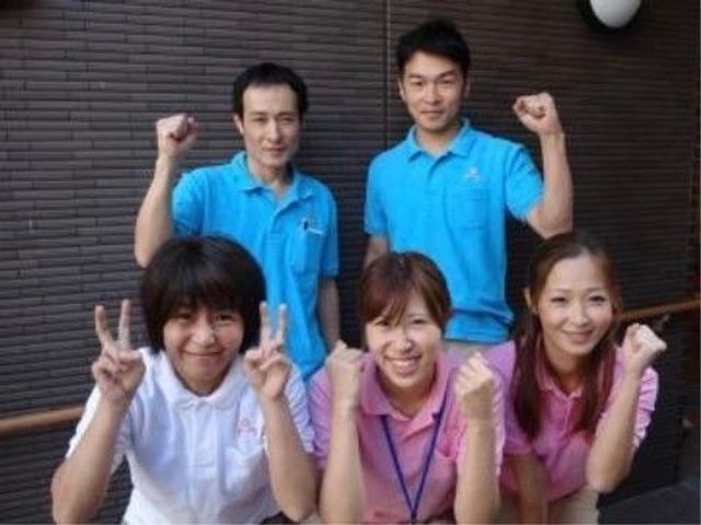 元気なスタッフ集合 スタッフ 笑顔あふれる明るい職場で、同じ志を持つ仲間と協力して働いてみませんか。