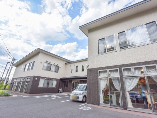 明るい外観の建物