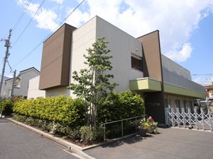 明るい外観の施設