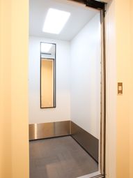 シンプルなエレベーター室内