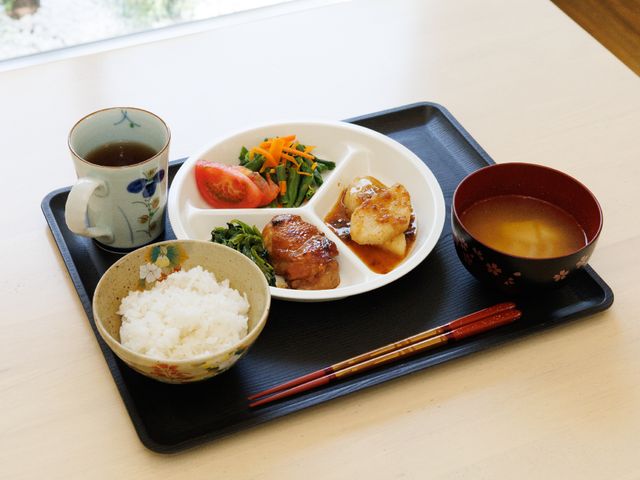 和食の栄養バランス食事 食事 バランスの良い和食の一例です。見た目にも鮮やかで、毎日の食事が楽しみになります。