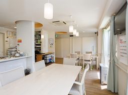 明るい空間の食堂エリア