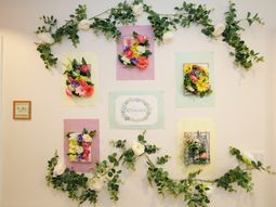 壁に飾られた花の装飾