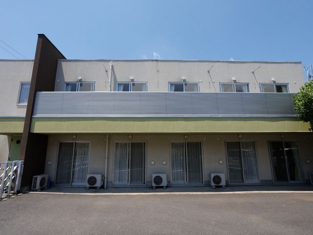 広々とした明るい外観 外観 日当たりの良い建物の外観です。清潔感があり、居心地の良さを感じさせるエントランスが魅力的です。