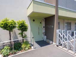 エントランスの明るい空間